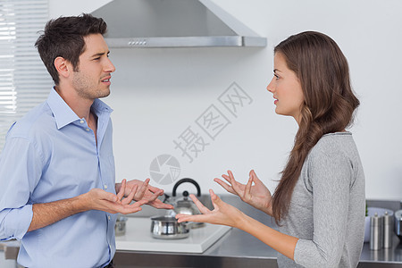 在厨房里争吵的吵架图片