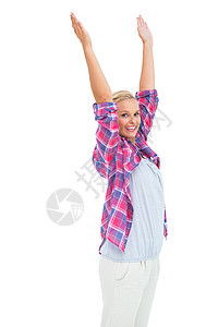 开心的女士站在空中举起手来图片