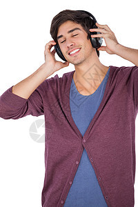 年轻人在听音乐开襟衫男人快乐眼睛耳机微笑黑发潮人听力音乐图片