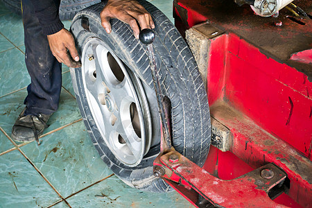 汽车机械工更换车轮机械合金车库工作工具扳手工人男人轮子维修图片