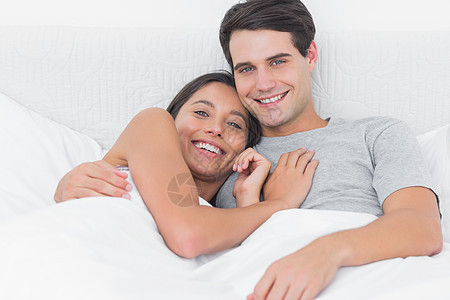 女人在床上拥抱她的伴侣图片