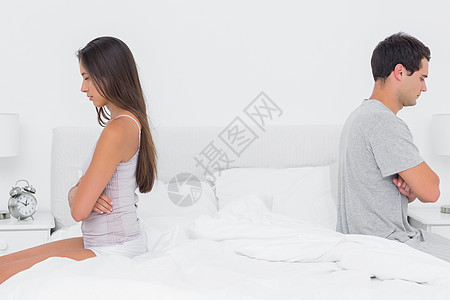 几对坐在背靠背躺在床上的情侣图片