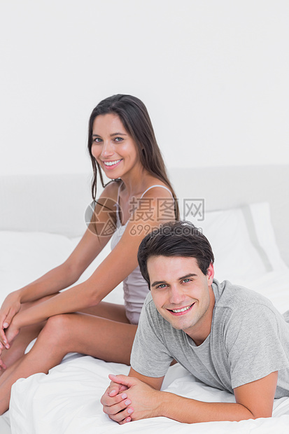 一对夫妇在床上放松的肖像图片