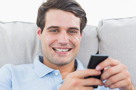 一个男人用手机发短信的肖像图片