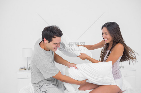 情侣和枕头打架玩得开心图片