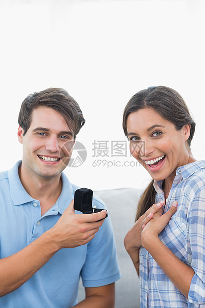 一个男人的肖像 向他的伴侣提供订婚戒指图片