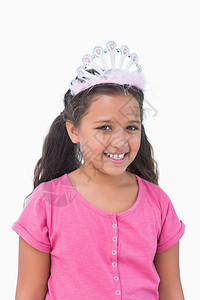 微笑的小女孩穿戴头饰参加派对图片