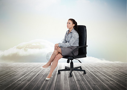 女商务人士坐在椅子上数字旋转商业辉煌晴天作曲夹克太阳天空人士图片