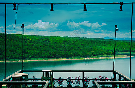 蓝云天空 绿山和湖中航行的风景图片