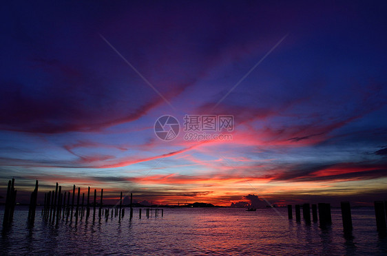 锡昌岛环绕着黄昏的天空旅行季节时间海洋日落休息建筑夕阳场景戏剧性图片