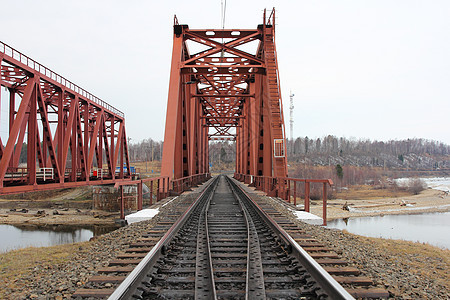 河对面的红金属铁路桥石头环境交通碎石运输火车晴天车辆小路机车图片