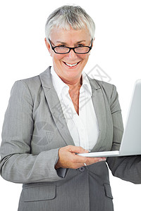 带着手持笔记本电脑的眼镜微笑的女商务人士图片