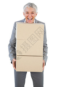 手持重纸板盒的微笑女商务人士图片