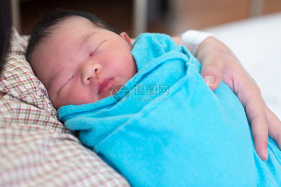 新生儿女婴和母亲图片