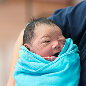 新生儿亚洲女婴和父亲图片
