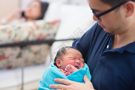 新生儿亚洲女婴和父母图片