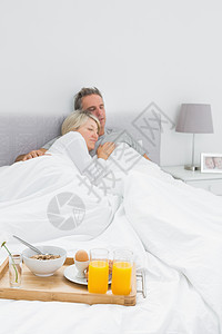 夫妇在床上用早餐盘睡觉 睡在床底图片