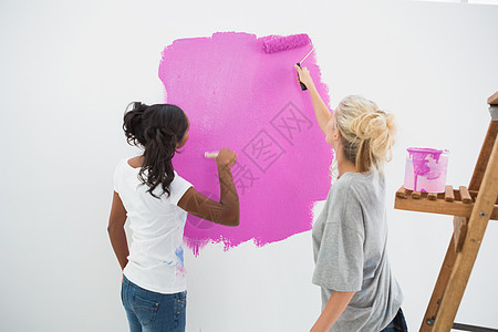 快乐的年轻室友画墙粉粉图片