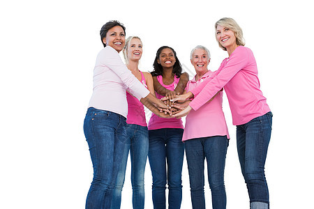 穿着乳癌丝带和手牵手的幸福妇女图片