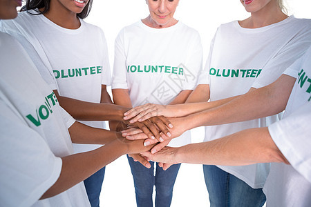 女性志愿者小组的手牵手在一起图片