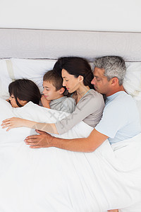 父母与子女一起在床上睡觉图片