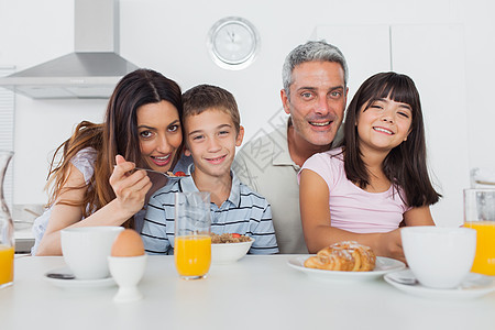 一家人一起在厨房吃早饭很愉快图片