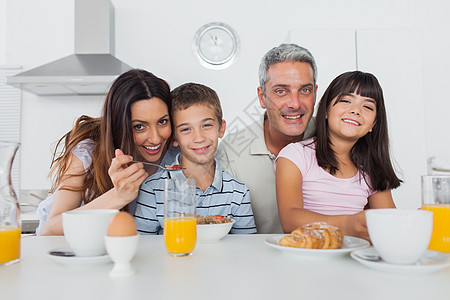 美丽的家庭一起在厨房吃早饭的早餐图片