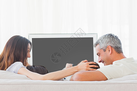家庭一起看电视 坐在沙发上图片