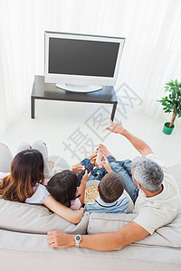 家里有爆米花的家庭 在沙发上看电视图片