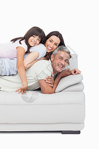 小女孩躺在她父母的沙发上图片