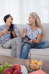 玩电子游戏的快乐朋友图片
