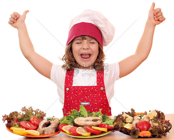 快乐的小女孩用拇指和海鲜做饭图片