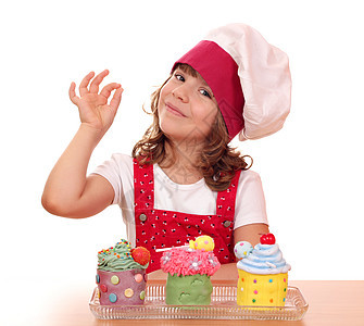 小女孩用纸杯蛋糕和手印做饭图片