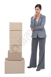 装着纸板箱的有想象力的商业女商务人士图片