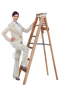 愉快的女商务人士攀上职业阶梯图片