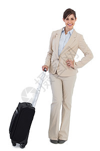带着手提箱的快乐女商务人士图片