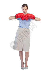 装着红色拳击手套的强硬女商务人士图片