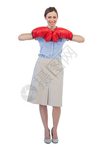 穿着红色拳击手套的勤奋女商务人士图片