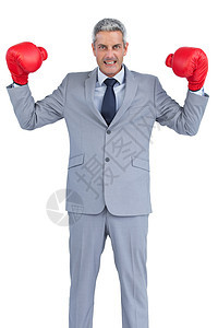 披着红色拳击手套的商务人士图片