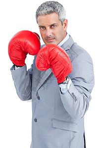 有拳击手套的强硬商务人士图片