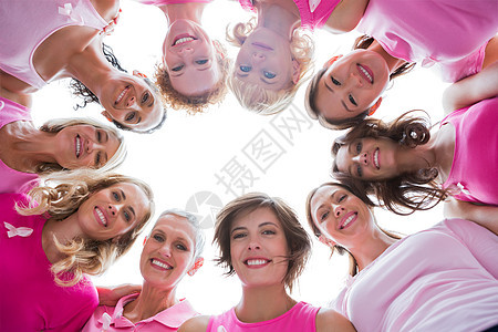 穿着粉色乳癌粉丝带的快乐妇女群体棕色机构乳腺癌多样性女性背心金发微笑健康女士图片
