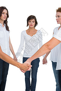 站在圆圈中手握双手的妇女站着图片