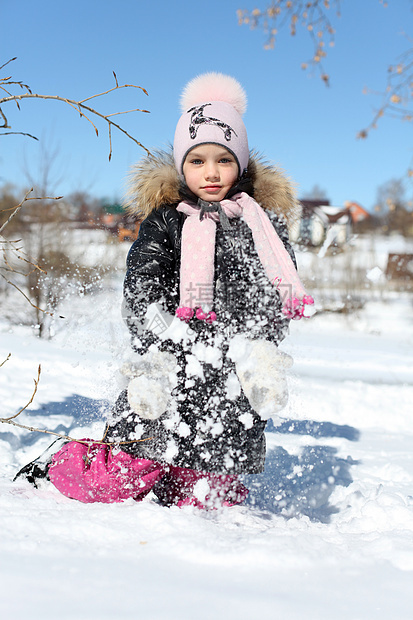 冬天公园中美丽的小女孩快乐喜悦微笑女孩孩子手套季节女性衣服公园图片