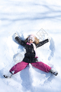 冬天公园中美丽的小女孩喜悦女孩童年季节孩子帽子公园女学生手套快乐图片