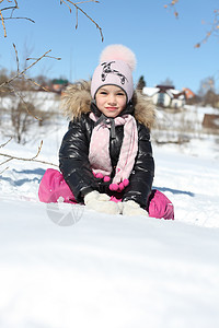 冬天公园中美丽的小女孩衣服微笑女孩喜悦公园童年帽子女性孩子闲暇图片