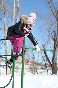 冬天公园中美丽的小女孩手套帽子女孩季节闲暇微笑衣服公园天气快乐图片