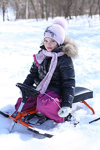 冬天公园中美丽的小女孩女学生女孩闲暇微笑手套童年孩子帽子衣服快乐图片