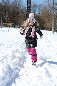 冬天公园中美丽的小女孩喜悦闲暇女孩女性手套童年女学生帽子孩子天气图片