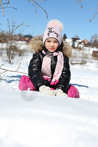 冬天公园中美丽的小女孩天气童年公园乐趣手套女学生女孩帽子快乐女性图片