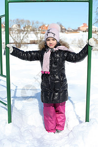 冬天公园中美丽的小女孩天气童年快乐闲暇衣服季节乐趣手套孩子公园图片